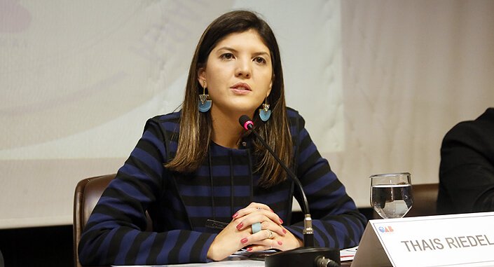 Mulher fala em microfone