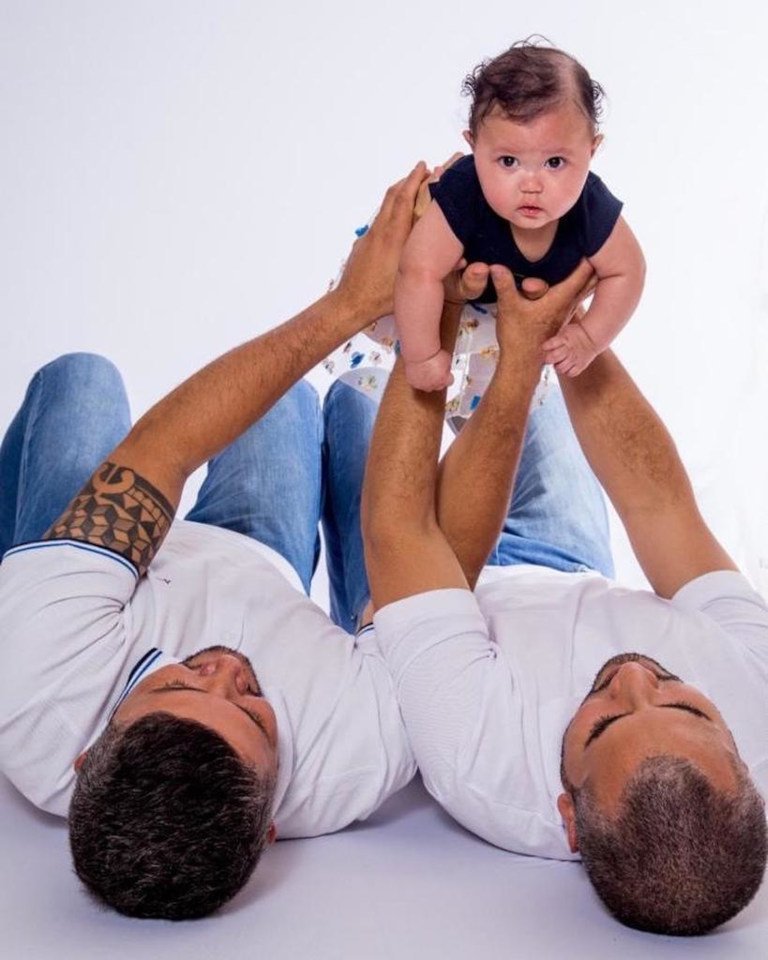 casal e bebê