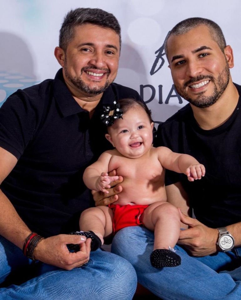 casal e bebê