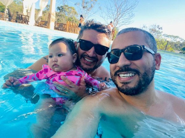casal e bebê