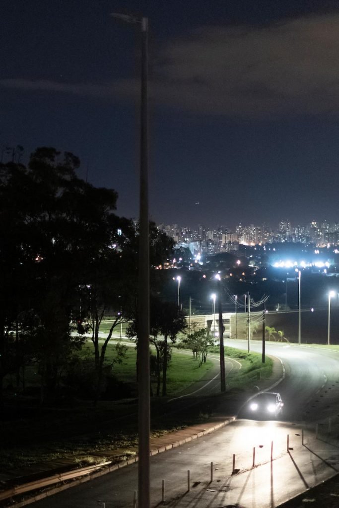 Vias de grande movimentação em Brasília às escuras