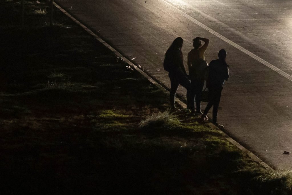 Vias de grande movimentação em Brasília às escuras