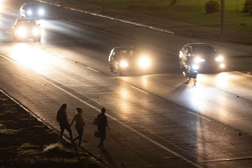 Vias de grande movimentação em Brasília às escuras