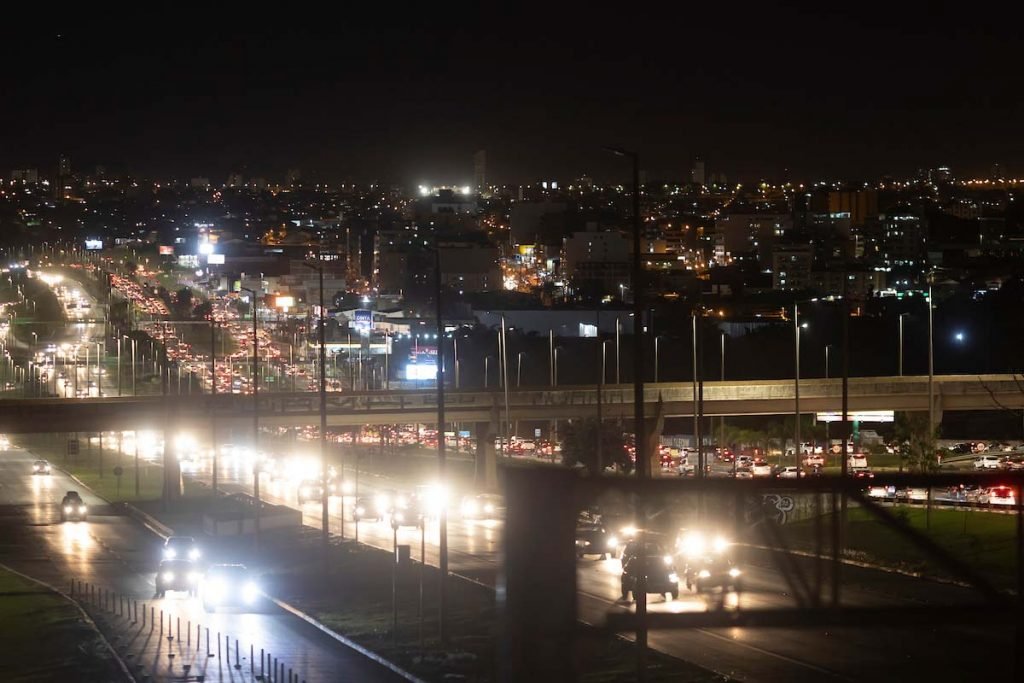 Vias de grande movimentação em Brasília às escuras