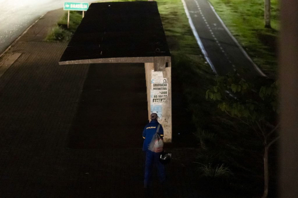 Vias de grande movimentação em Brasília às escuras