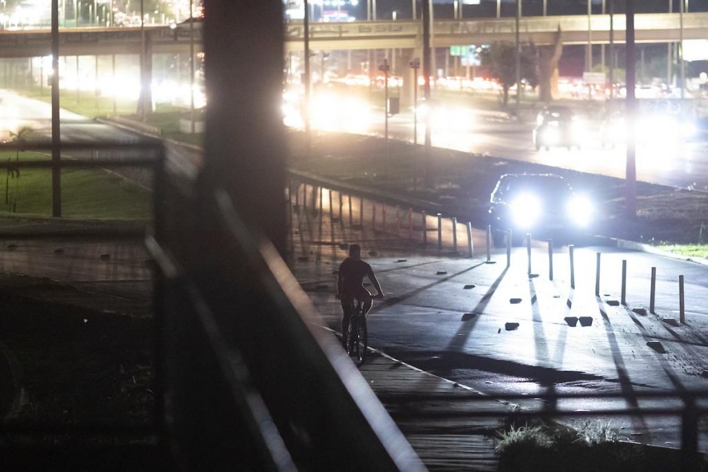 Vias de grande movimentação em Brasília às escuras