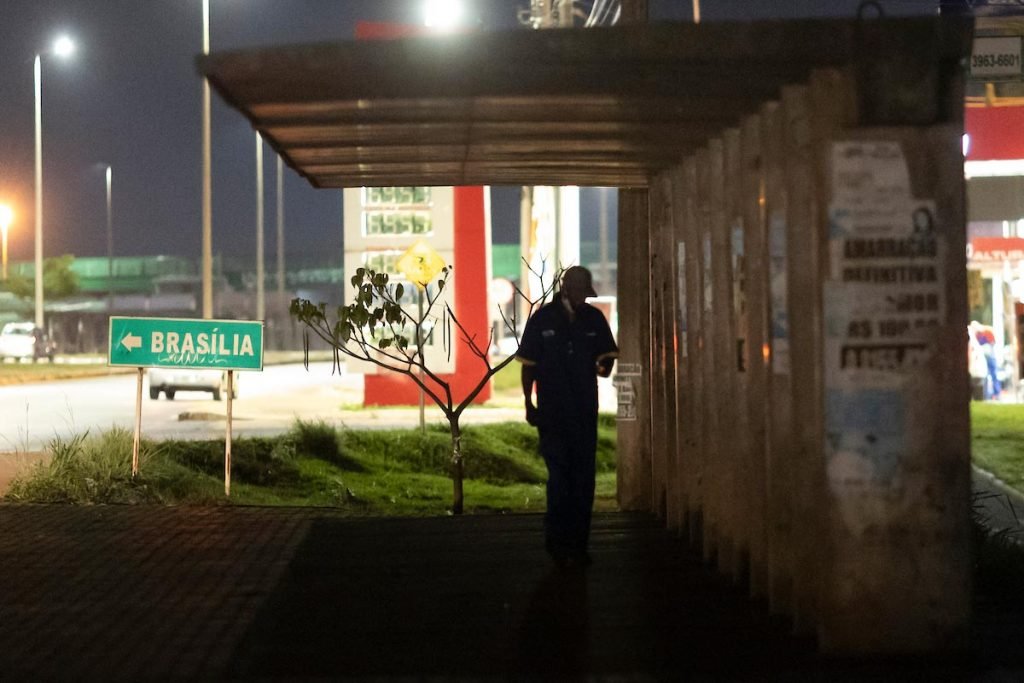 Vias de grande movimentação em Brasília às escuras