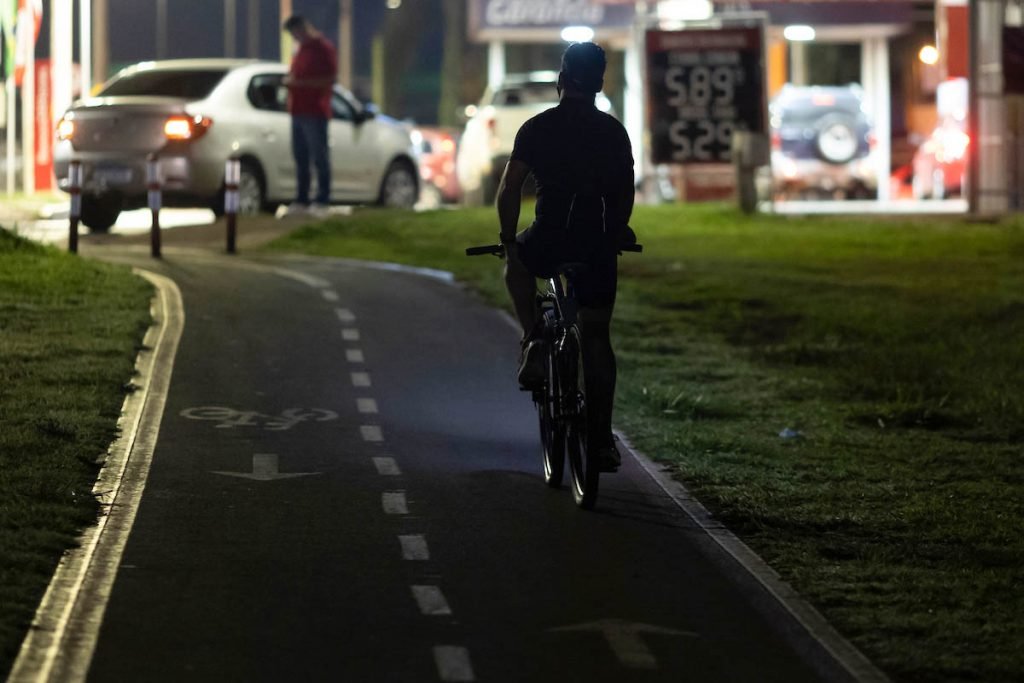 Vias de grande movimentação em Brasília às escuras