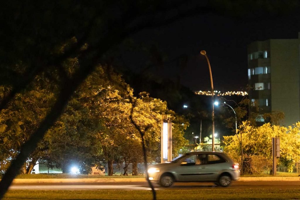 Vias de grande movimentação em Brasília às escuras