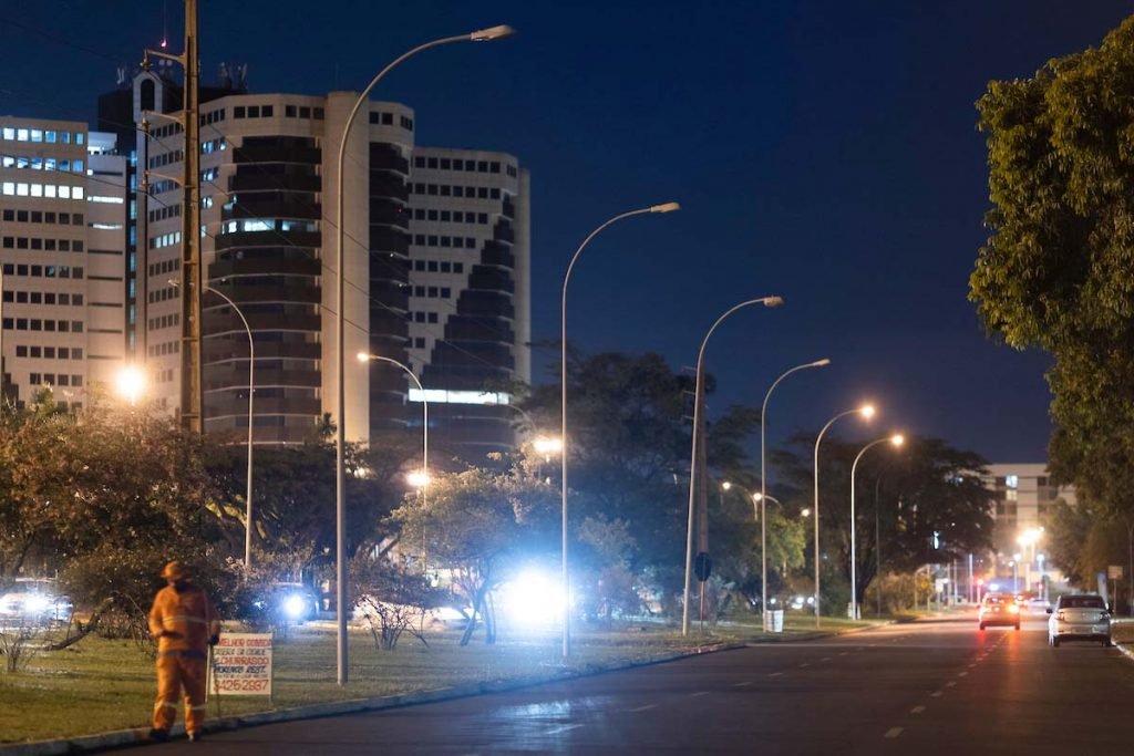 Vias de grande movimentação em Brasília às escuras. Brasíli