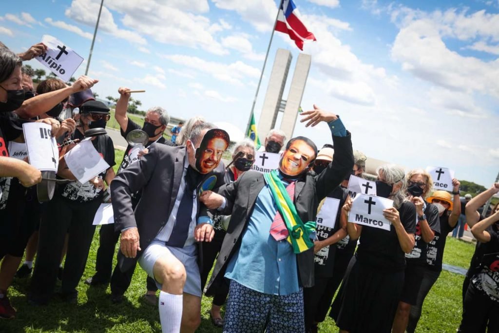 Ato em frente ao congresso nacional manifestantes pediam o impeachment de Presidente Jair Bolsonaro 5