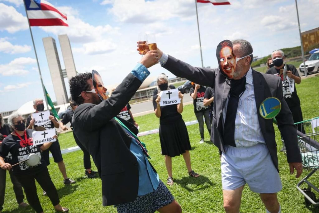 Ato em frente ao congresso nacional manifestantes pediam o impeachment de Presidente Jair Bolsonaro 5