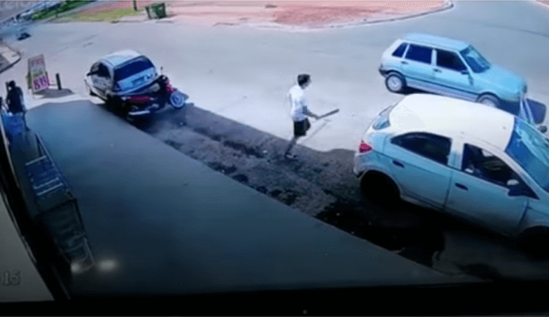 Após a agressão, o homem corre de volta para o carro e sai com o veículo