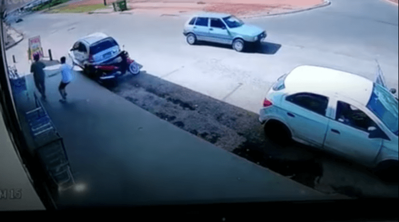 Ele se aproxima e bate com um facão na altura das pernas da passageira