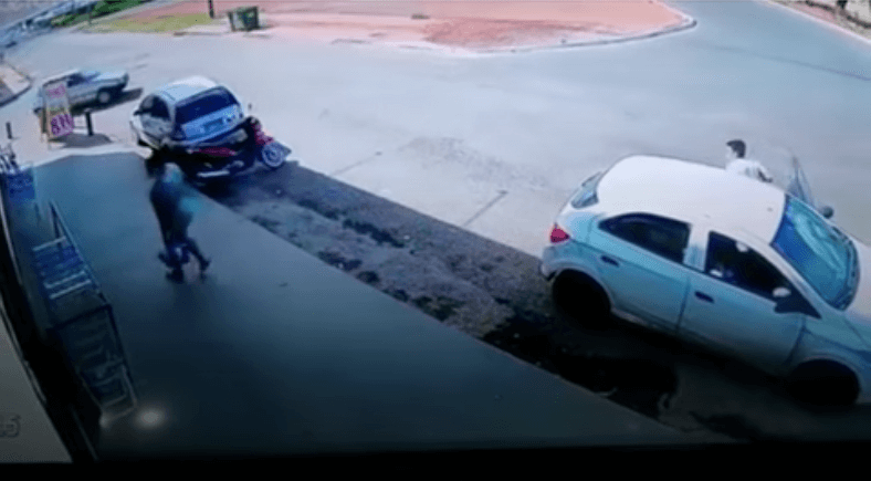 Depois, a passageira bate a porta do carro e sai caminhando pela calçada