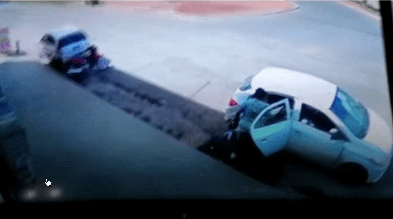 Câmera de segurança registrou momento em que homem corre atrás da mulher e bate nela com um facão após uma discussão