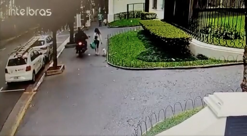 A mulher foi assaltada por dois ladrões na calçada da Alameda Sarutaia, no bairro Jardim Paulista