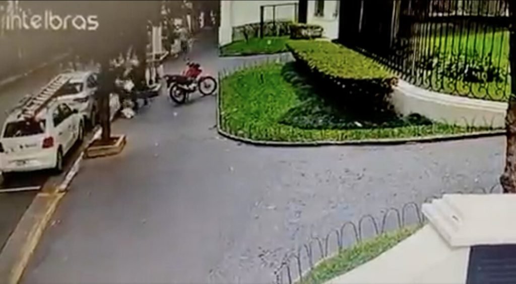 Após, aparentemente, resistir ao assalto, a vítima e o cachorro são arrastados pela moto dos criminosos