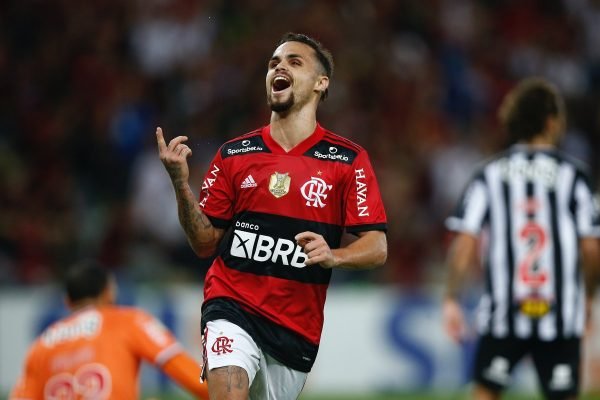 Flamengo vence o Atlético Mineiro e segue na briga pelo título do Brasileirão