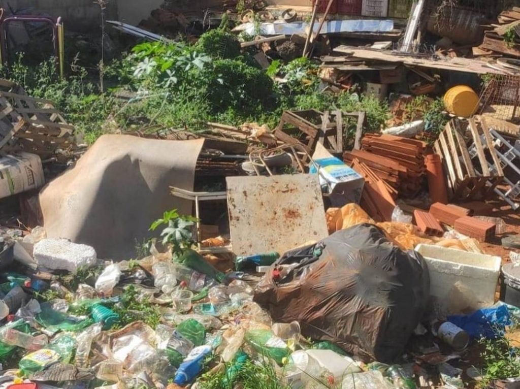 Lote com entulhos em Goiás