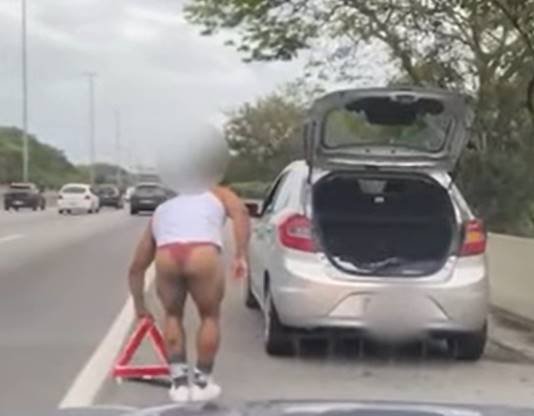 Homem pede carona de calcinha vermelha