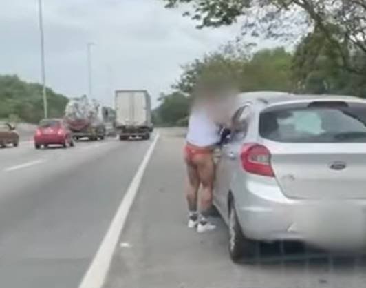 Homem pede carona de calcinha vermelha