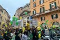 Brasileiros esperam Bolsonaro na embaixada do Brasil em Roma