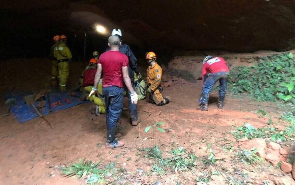 O desmoronamento na caverna aconteceu na madrugada deste domingo (31/10), entre 2h e 3h30