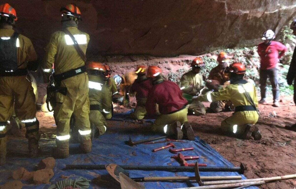Segundo o Corpo de Bombeiros, 75 agentes e 20 viaturas trabalham nas buscas por pessoas que ainda estão desaparecidas após o desmoronamento da caverna