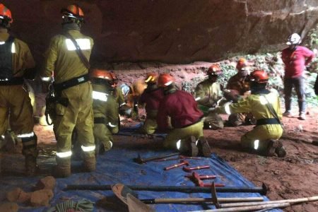 Segundo o Corpo de Bombeiros, 75 agentes e 20 viaturas trabalham nas buscas por pessoas que ainda estão desaparecidas após o desmoronamento da caverna