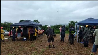 Além das equipes de bombeiros, a Defesa Civil está no local do acidente