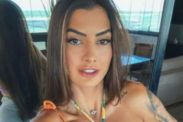 Mari Ferrari posa para selfie maquiada. Ela veste roupa laranja-Metrópoles