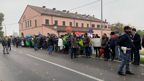 Apoiadores de Bolsonaro na cidade de Anguillara Vêneta, na Itália