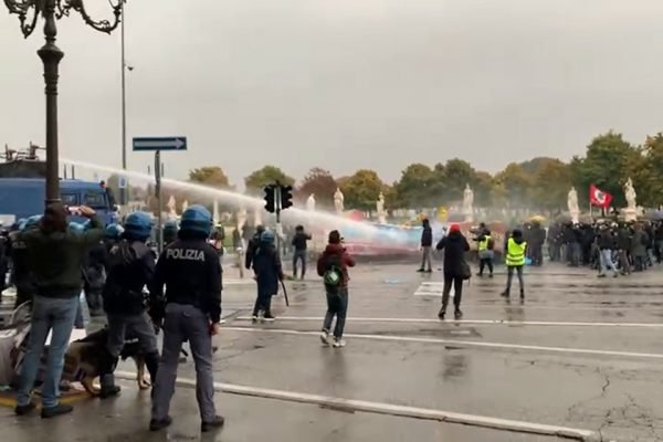 Polícia italiana atira jatos d'água em manifestação contra Bolsonaro