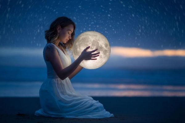 Mulher segurando "a lua"