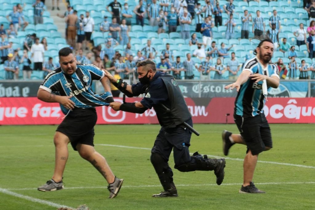 Juiz do jogo contra o Palmeiras relata invasão de campo de gremistas e insultos de Rafinha