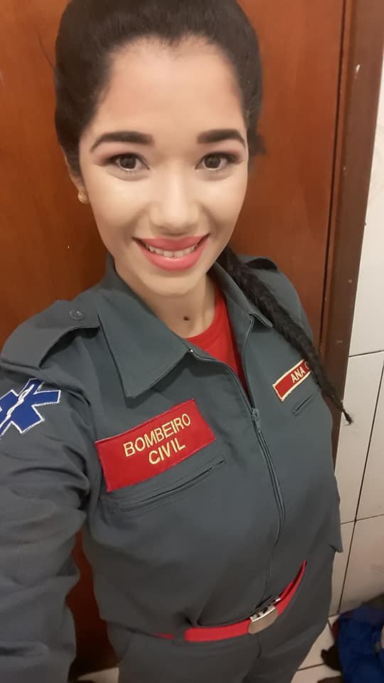Ana Carla Costa Rodrigues de Barros, 28 anos, começou a trabalhar como bombeira civil há um ano e meio
