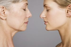 Mulheres brancas, uma idosa e uma jovem, - pele - envelhecimento, rejuvenescimento - Metrópoles