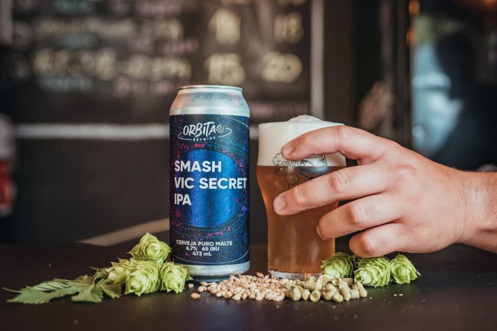 lata e copo de cerveja