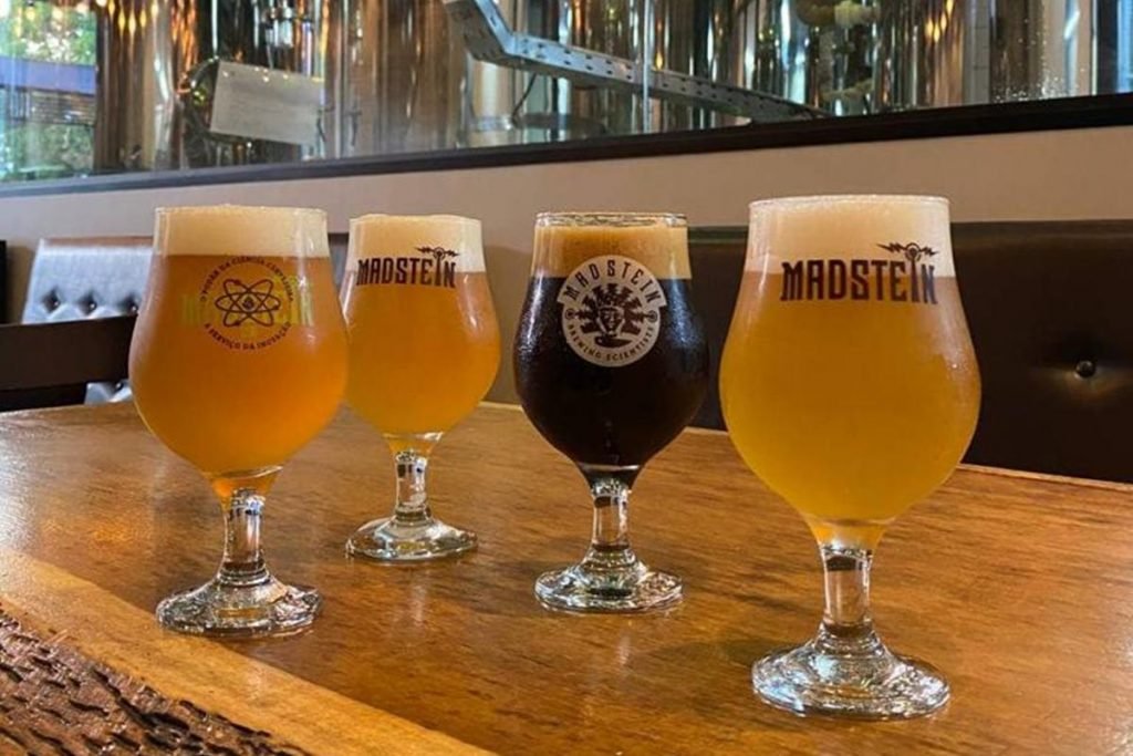 quatro taças de cerveja