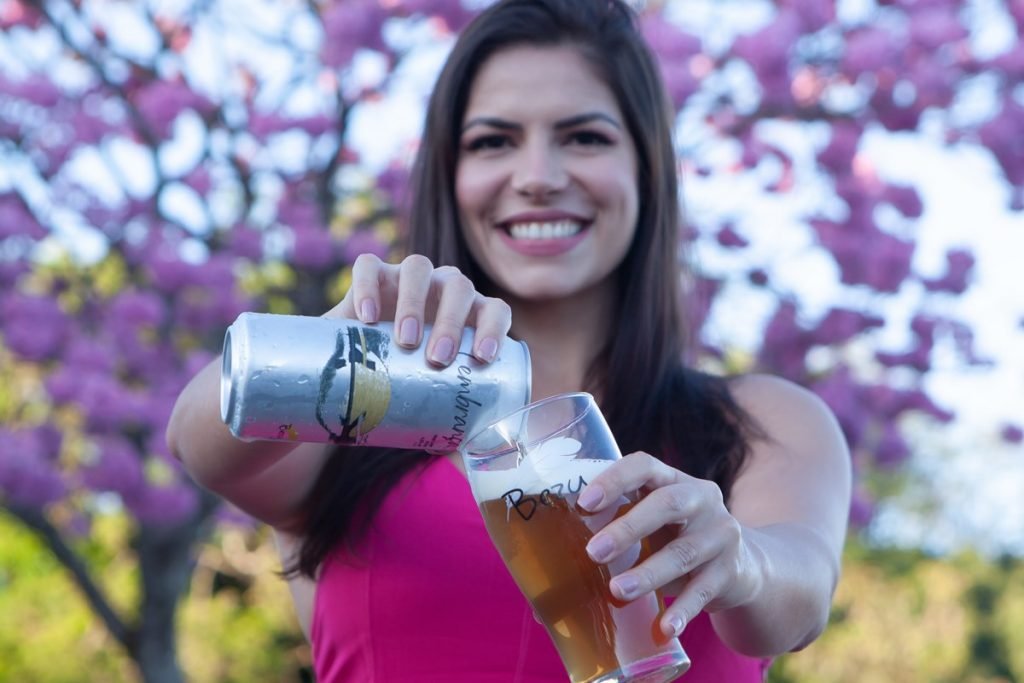 mulher colocando cerveja em copo
