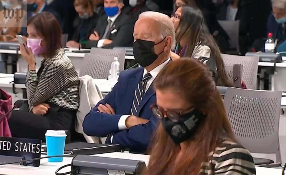 Biden é flagrado cochilando durante cerimônia de abertura da COP26