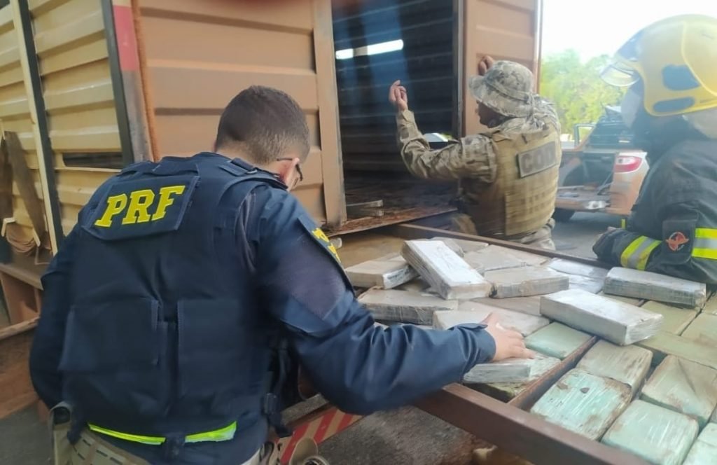 Cocaína é encontrada em fundo falso de caminhão boiadeiro em Goiás