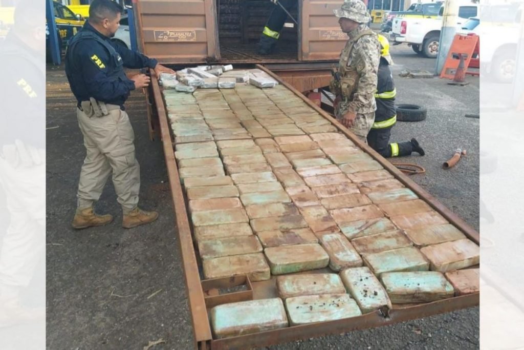 Cocaína é encontrada em fundo falso de caminhão boiadeiro em Goiás