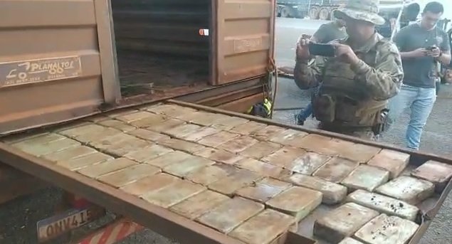 Cocaína é encontrada em fundo falso de caminhão boiadeiro em Goiás