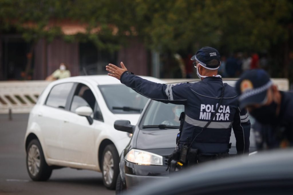 Policiais Militares organizam o trânsito em frente ao cemitério