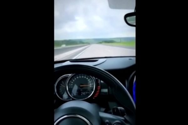 Gerente do escritório de Gusttavo Lima grava vídeo em carro em alta velocidade - Goiás