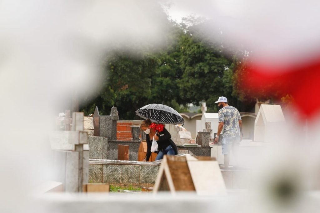 Mesmo com chuva, familiares visitam túmulos de entes queridos em Goiânia