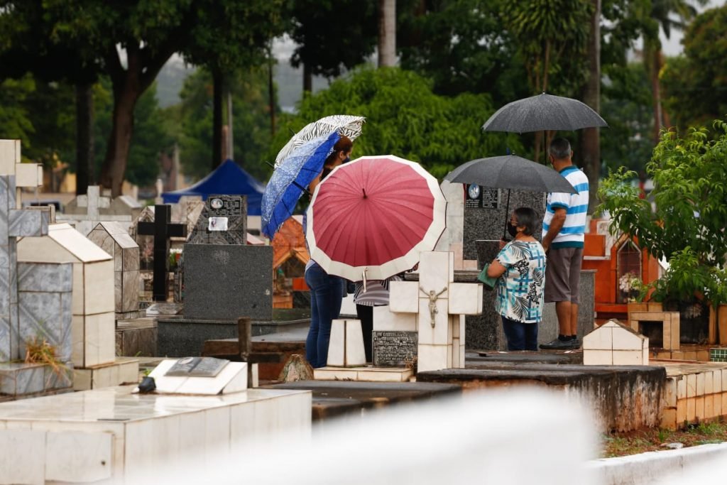 stories./finados-fas-visitam-tumulo