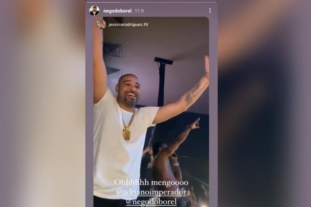 Adriano, o Imperador, se diverte em show lotado de Nego do Borel